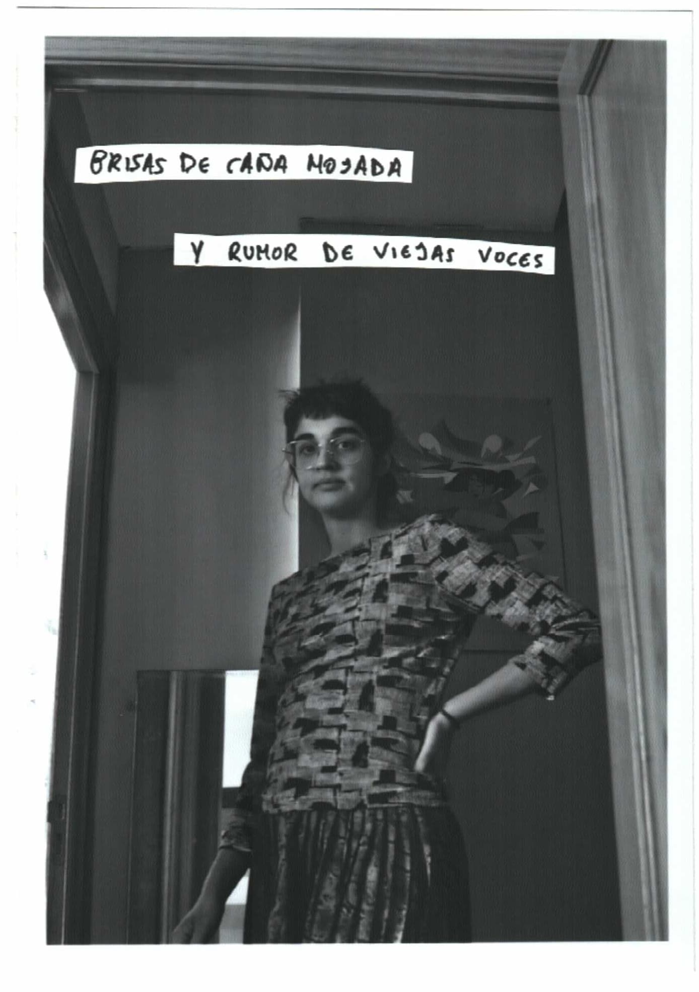 Mujer en una puerta