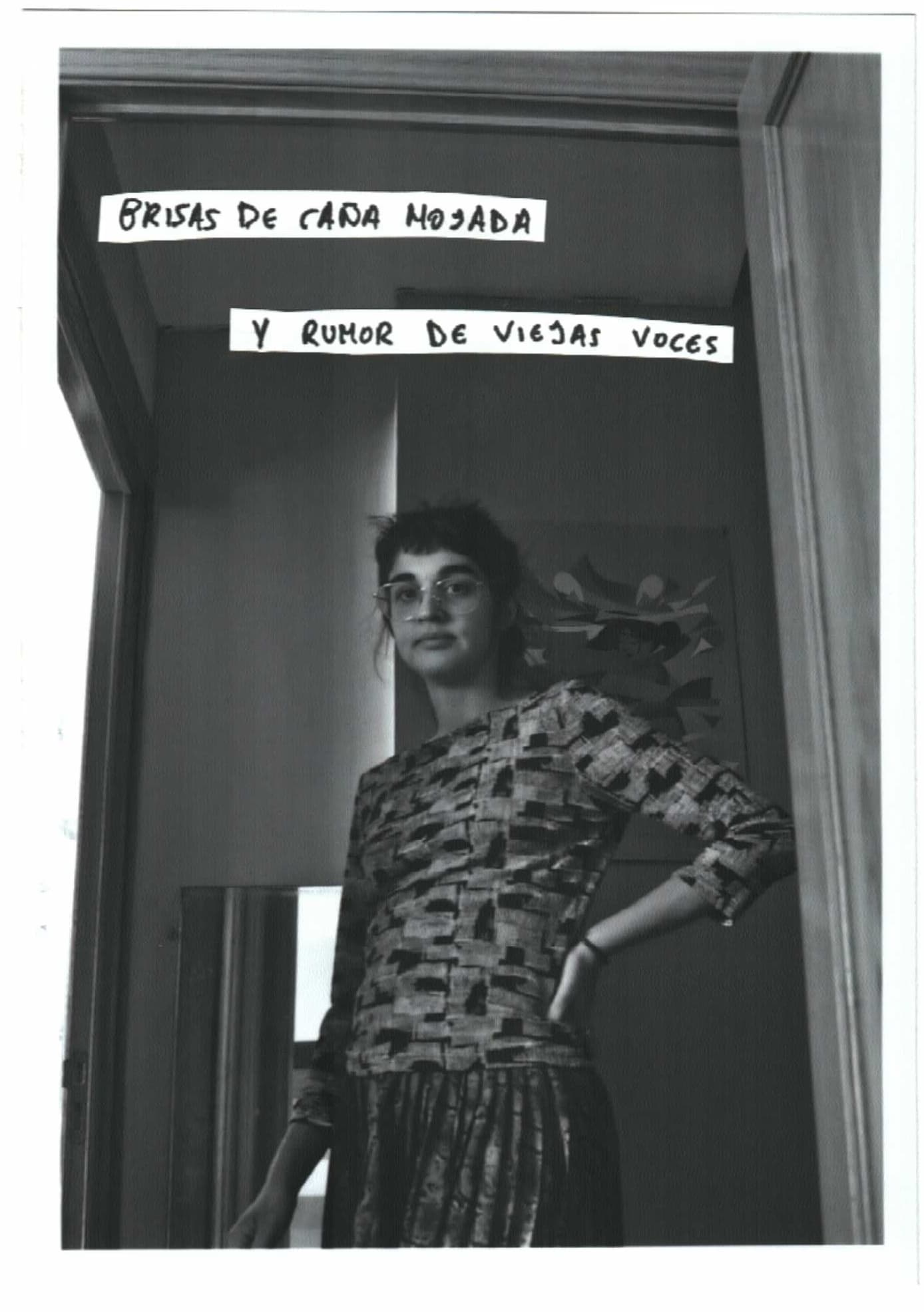 Mujer en una puerta
