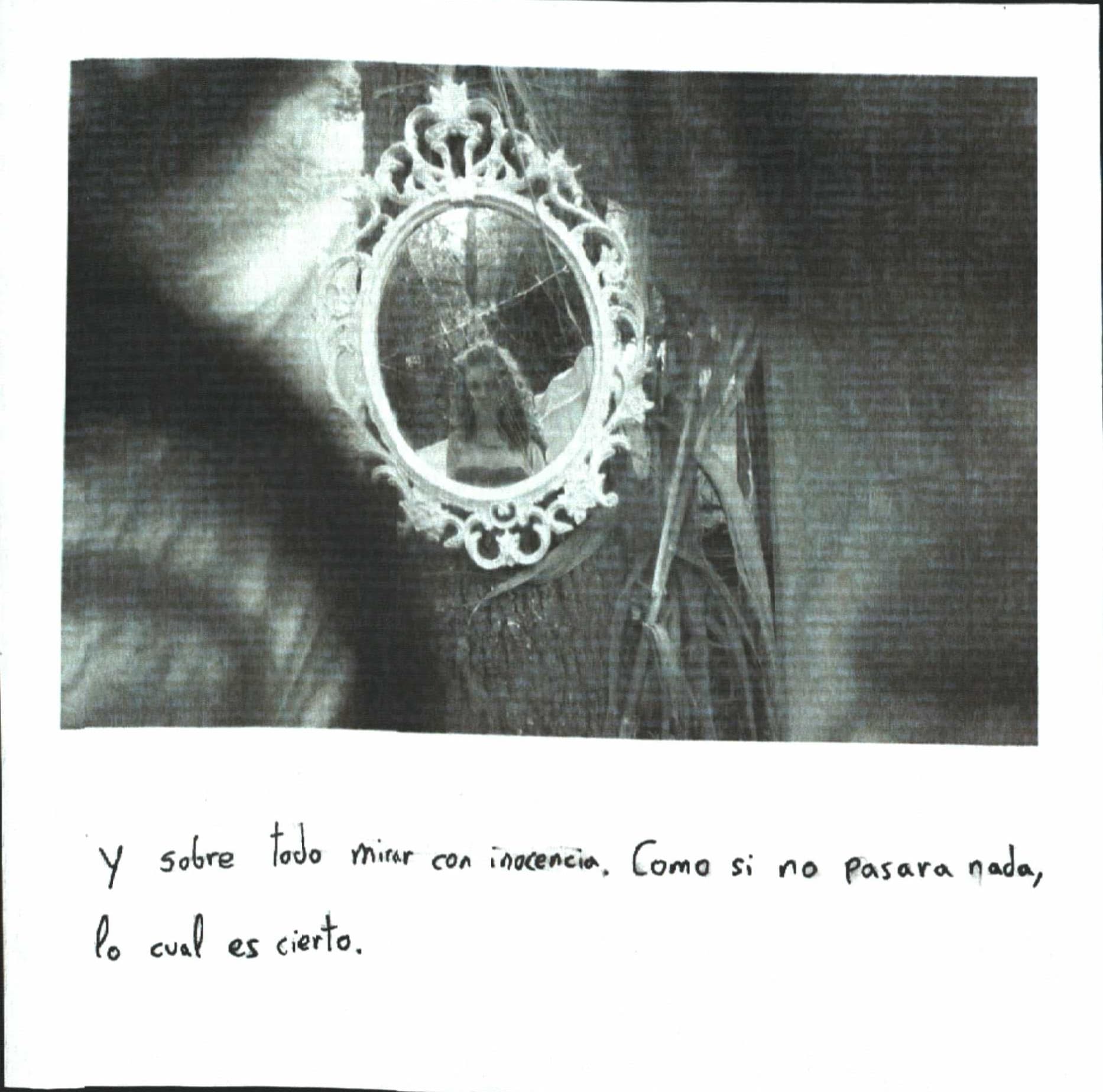 Fotografía de mujer reflejada en espejo