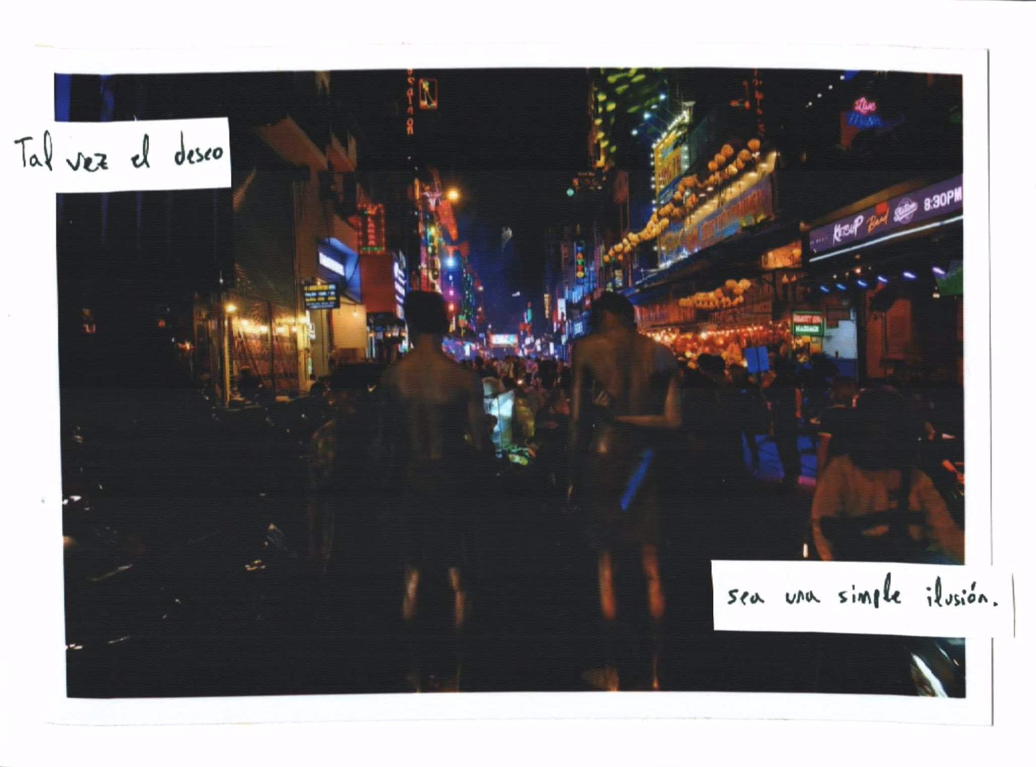 Calle abarrotada con luces de neón, Vietnam