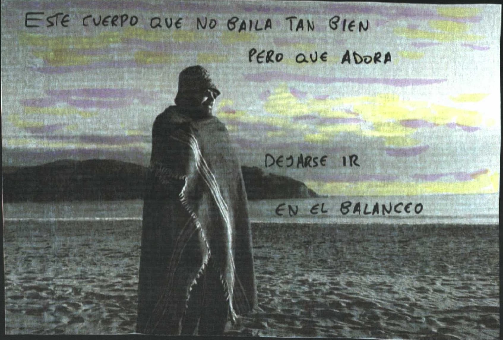 Persona ataviada con mantas y frase de Mackenzie Wark que dice Este cuerpo que no sabe bailar
