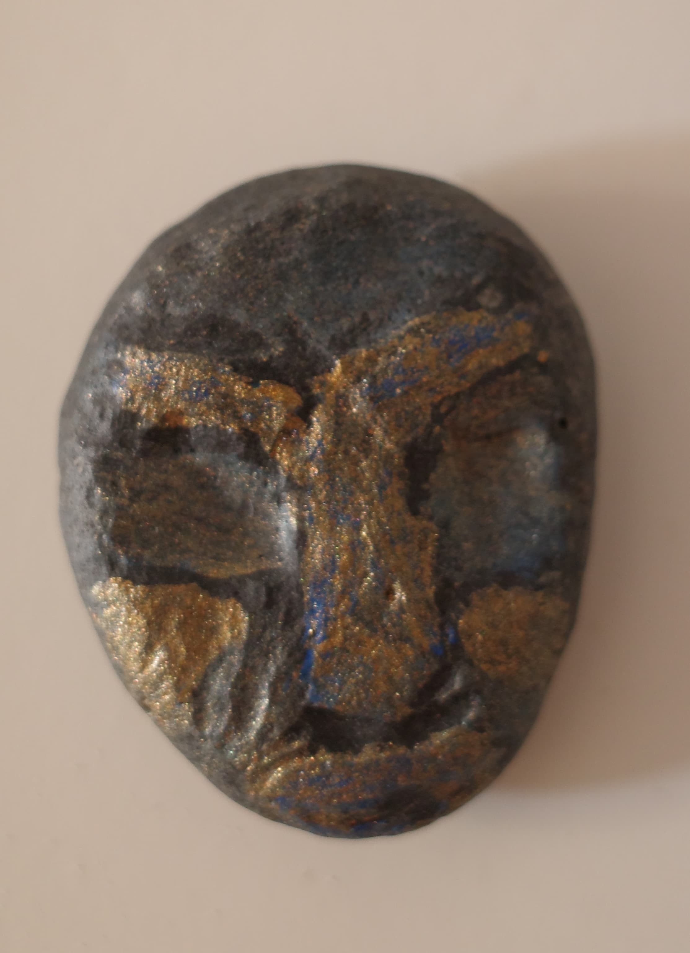 Moneda labrada en piedra, vista de una de sus caras